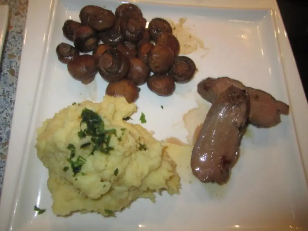 Розовое жаркое из седла оленины