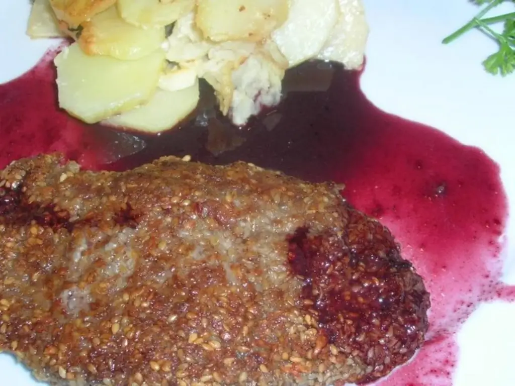 Котлета из оленя в хрустящей панировке из кунжута, стружка кокоса с кориандром