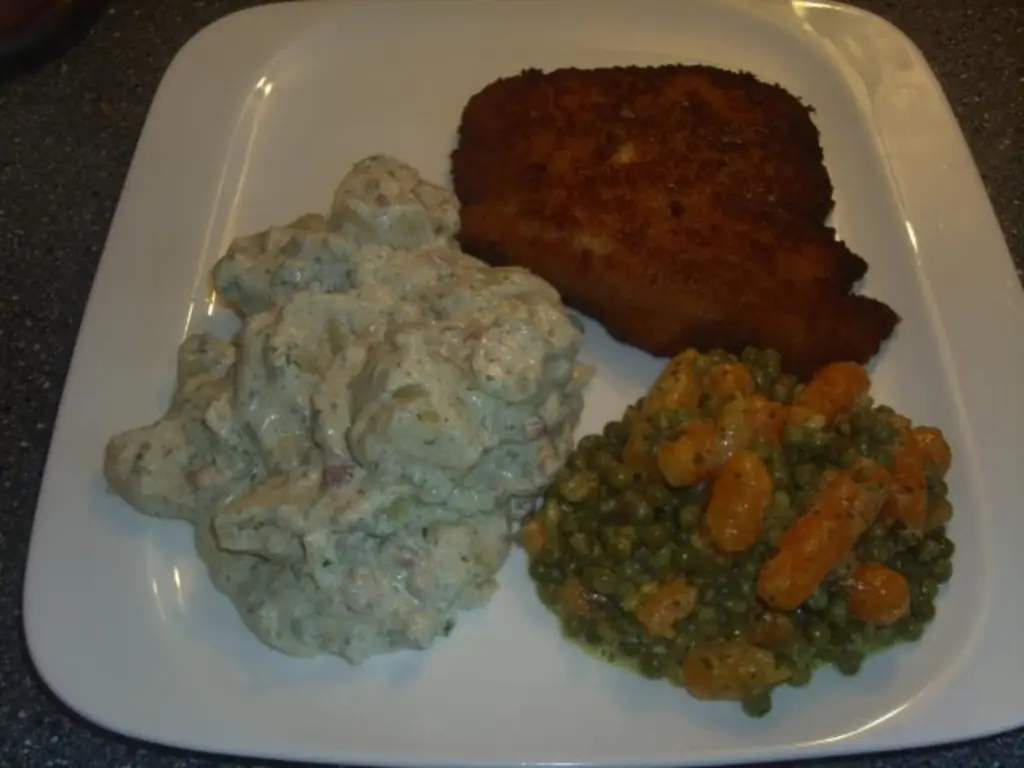 Шницель в панировке с овощным ассорти и кислым картофелем