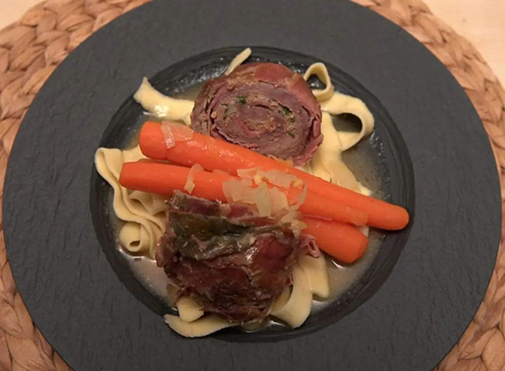 Рулад из телятины с имбирной морковью для лапши