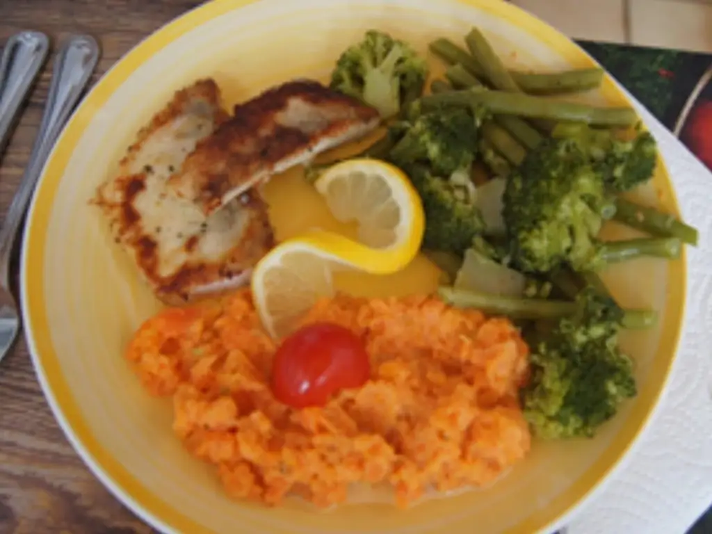 Филе судака со стручковой фасолью + брокколи и пюре из моркови