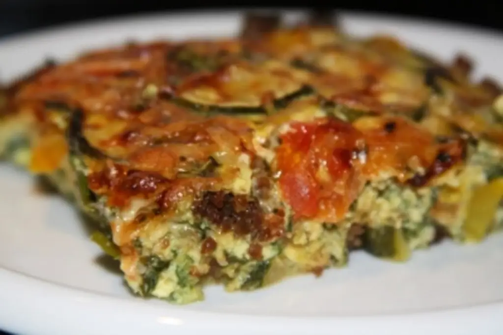 Фриттата с мелко нарезанным средним луком и мелко нарезанным зубчиком чеснока