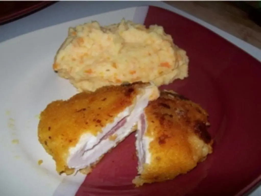 Эскалоп из индейки кордон блю с морковью