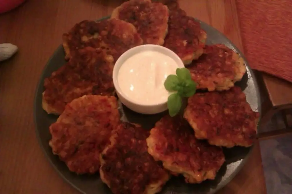 Кукурузные лепешки с творожным соусом