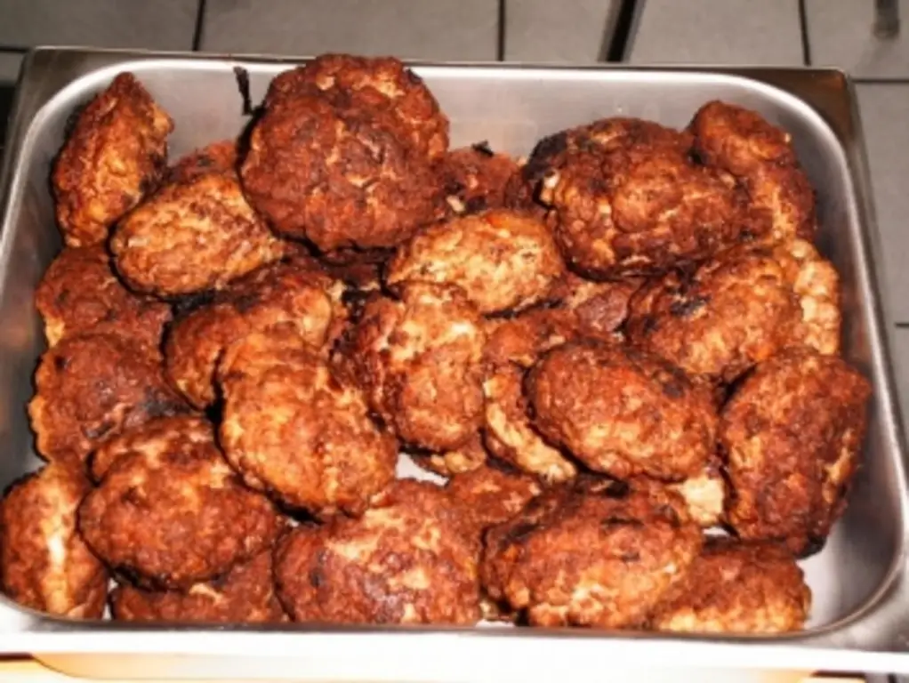 Фрикадельки, смешанные с говяжьим фаршем и яйцами