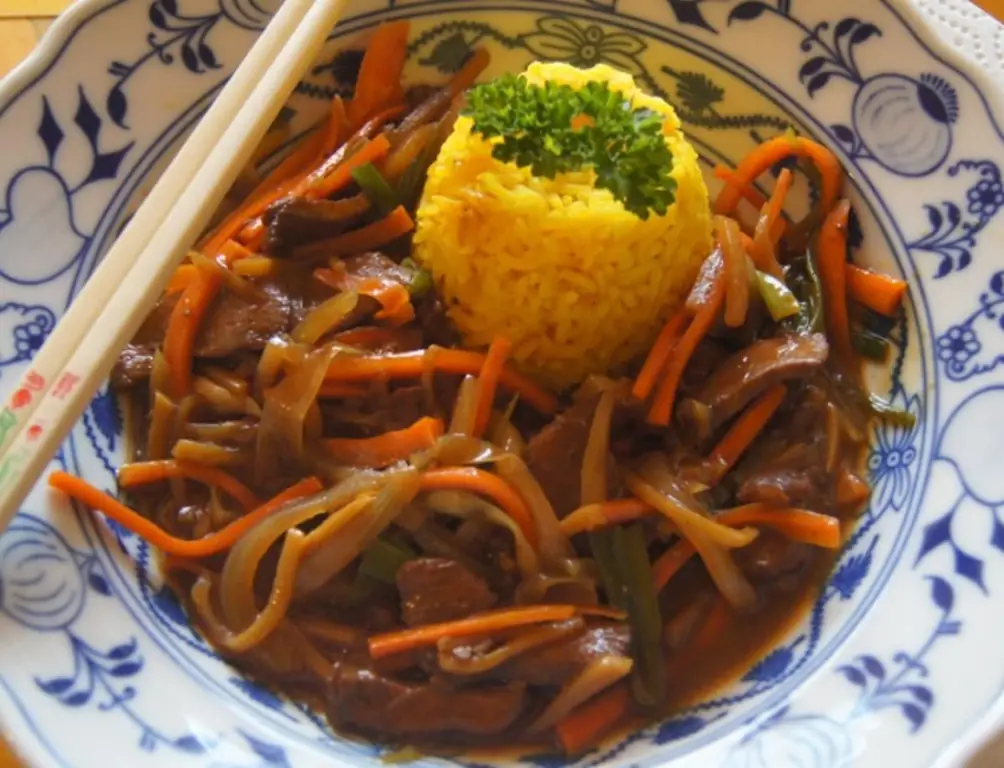 Куриное филе с овощными полосками и желтым рисом басмати