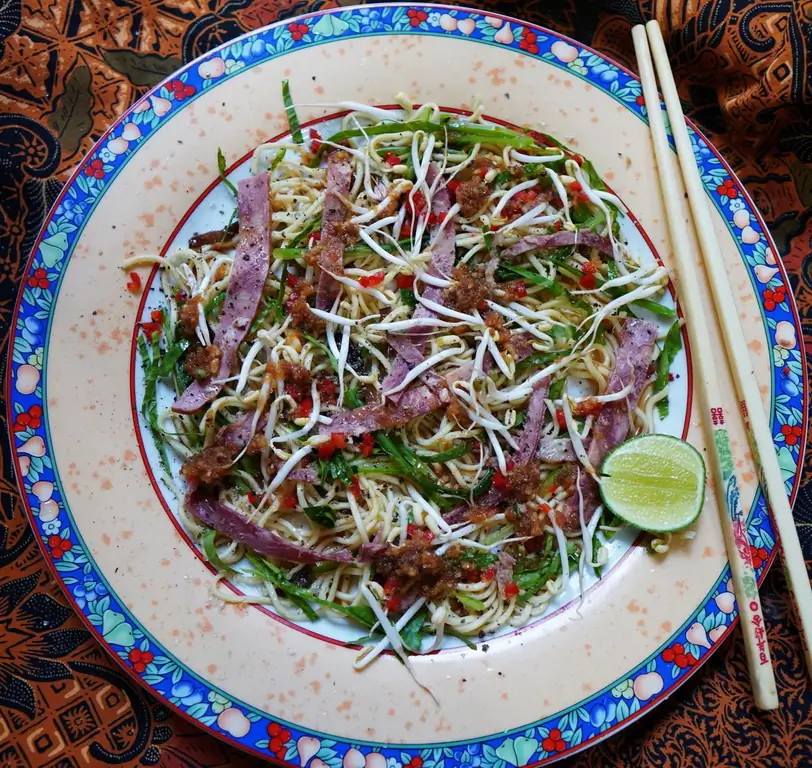 Салат из макарон с ветчиной