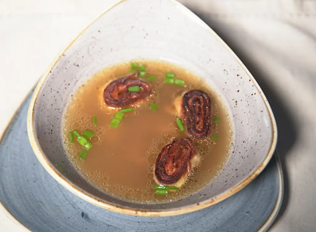 Блинчики с травами и штрудель на говяжьем бульоне