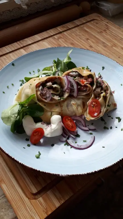 Фаршированные омлеты для Лукаша с джемом, для меня с овощами