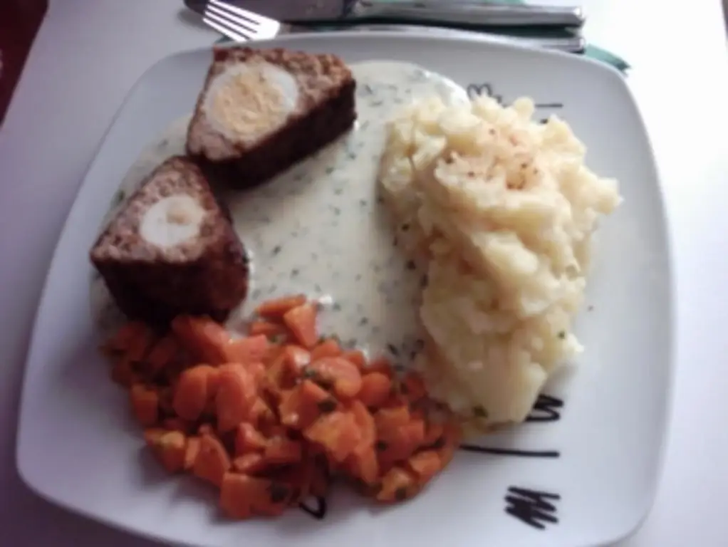 Птичьи гнезда с морковью в масле, соусом из петрушки и картофельным пюре