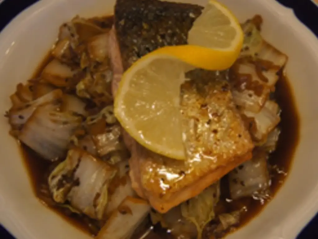 Филе Лосося на жареной пекинской капусте