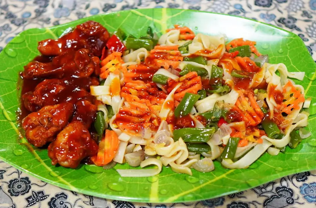 Острые куриные голени с красочной широкой лапшой