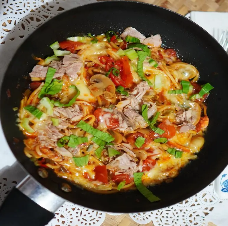 Тунец с овощами и грибами