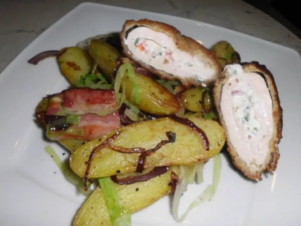 Фаршированное куриное филе, дважды панированное, с картофелем с розмарином