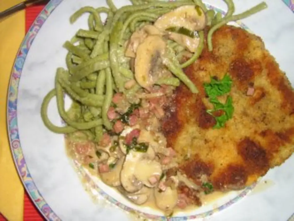 Шницель Jägerart со шпецле из черемши