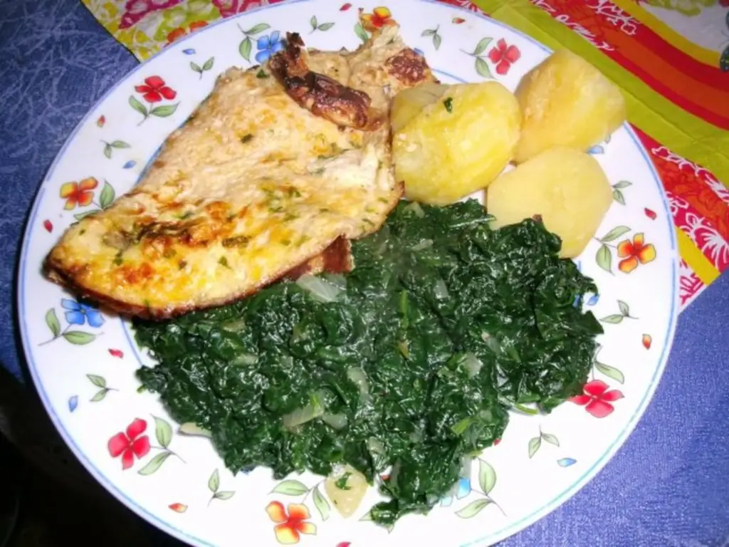 Молодой шпинат с желаемым яйцом