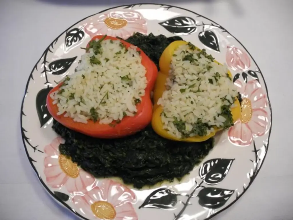 Рождественский ужин Veggi: фаршированные половинки перца на листьях шпината