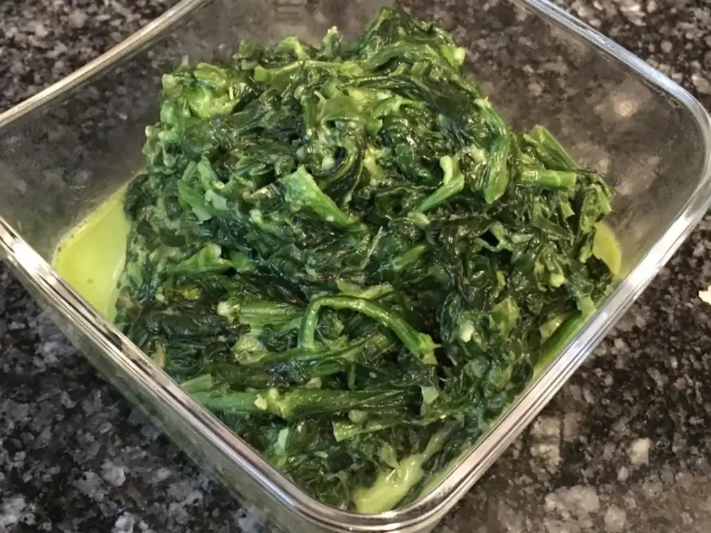 Листовой шпинат с пармезаном