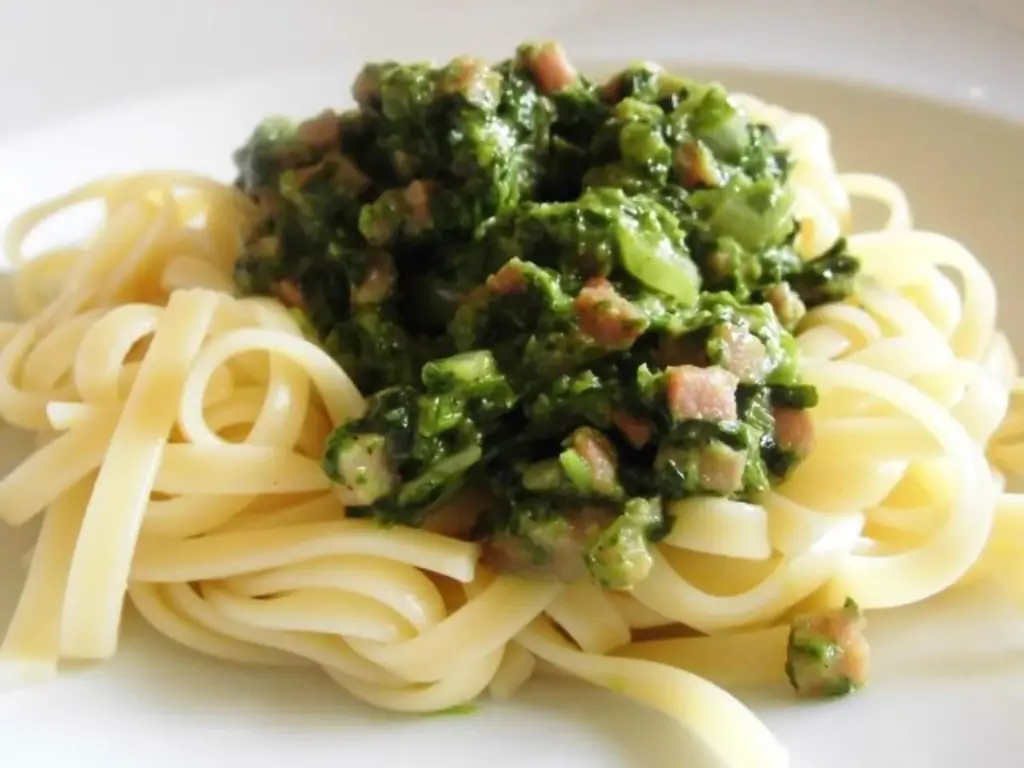 Тарелка спагетти со шпинатом