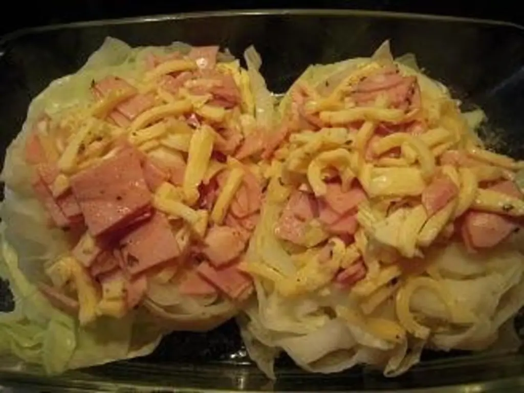 Кочанная капуста, фаршированная и запеченная