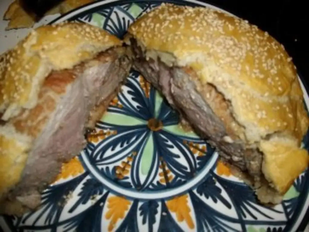 Вырезка из дрожжевого теста с кунжутной корочкой