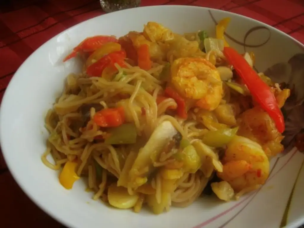 Паста с овощами и креветками