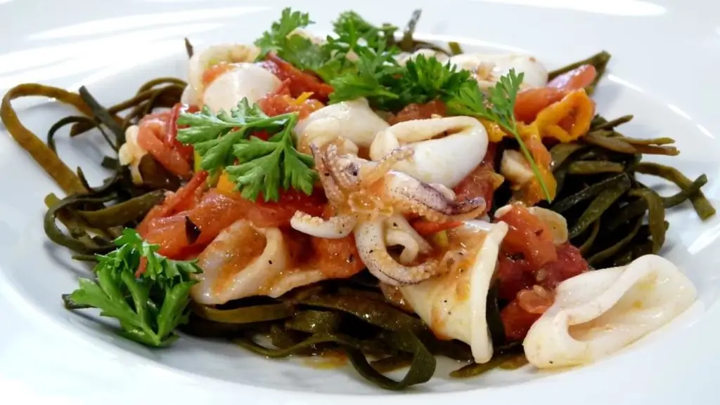 Морские спагетти с кальмарами