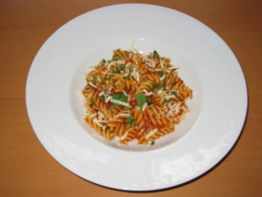 Лапша чили с томатной пассатой и консервированными нарезанными помидорами