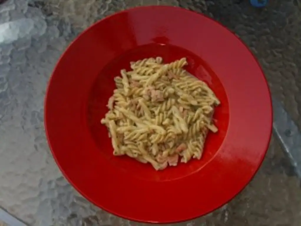 Блюда из макарон: Лапша с копченым лососем и креветками