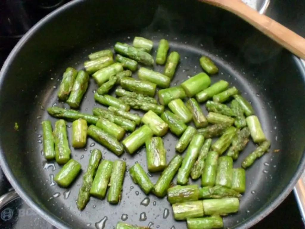 Паста и зеленая спаржа в сливочном соусе из горгонзолы