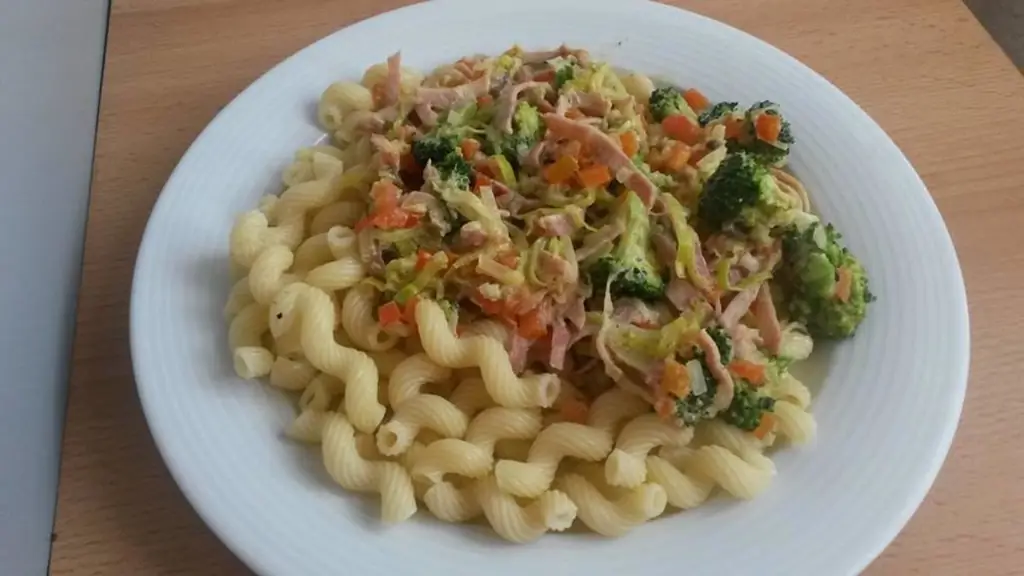Паста с овощами на ветчине