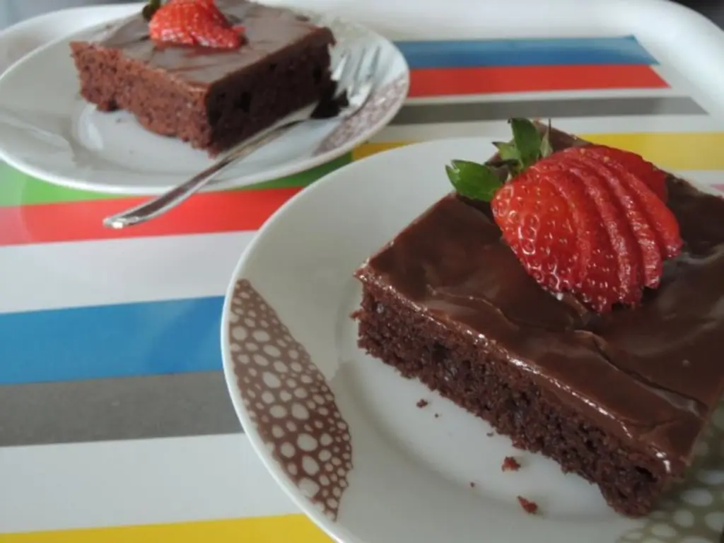 Шоколадный торт с шоколадом и маслом