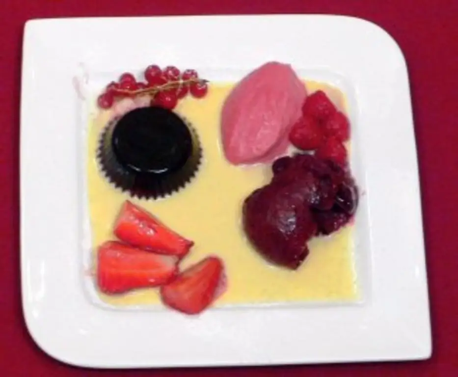 Желе из черной смородины & Сорбет из черной смородины на ванильном соусе с маринованными ягодами