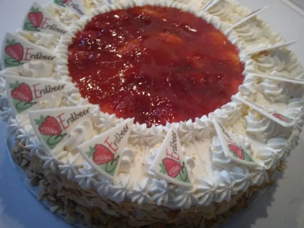 Клубничный торт светлый