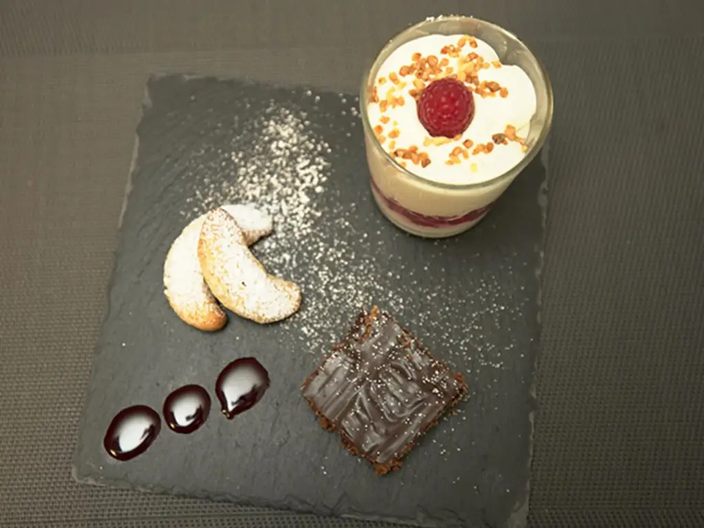 Малиновый сон, ванильный полумесяц и шоколадные пирожные