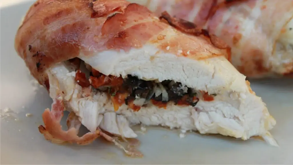 Курица с начинкой из бекона с низким содержанием углеводов