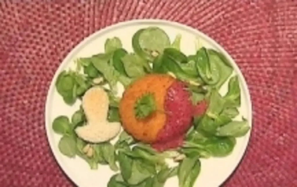 Запеченный камамбер под пенкой из лесных ягод на салате из баранины