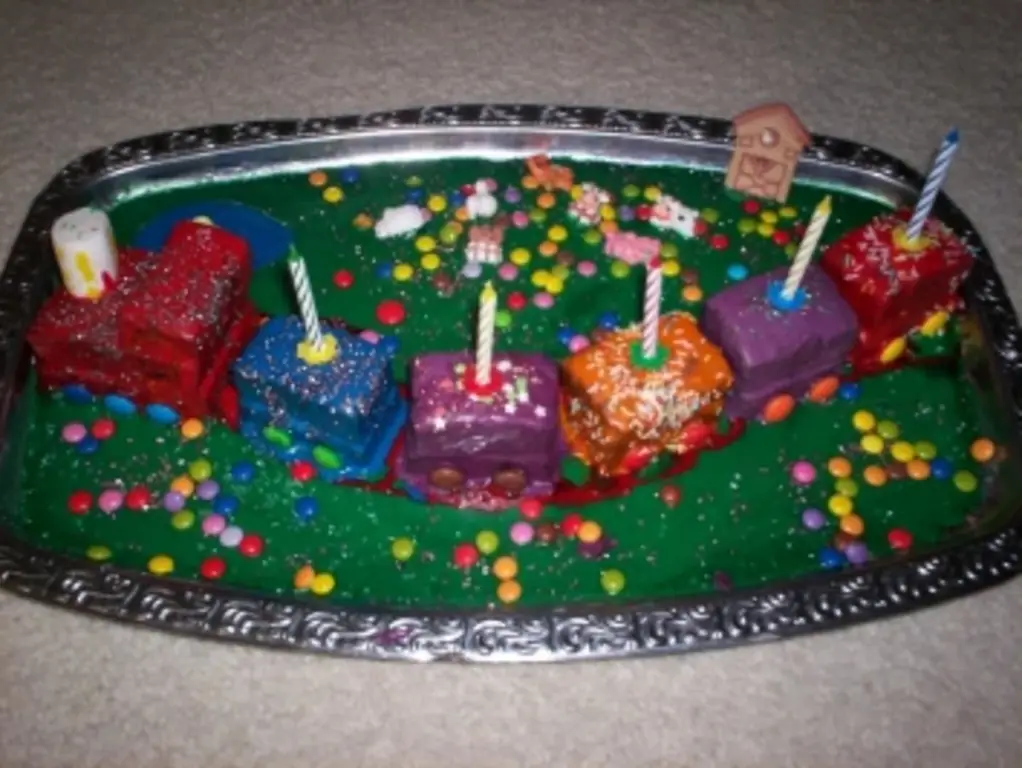 Железная дорога из пирожных