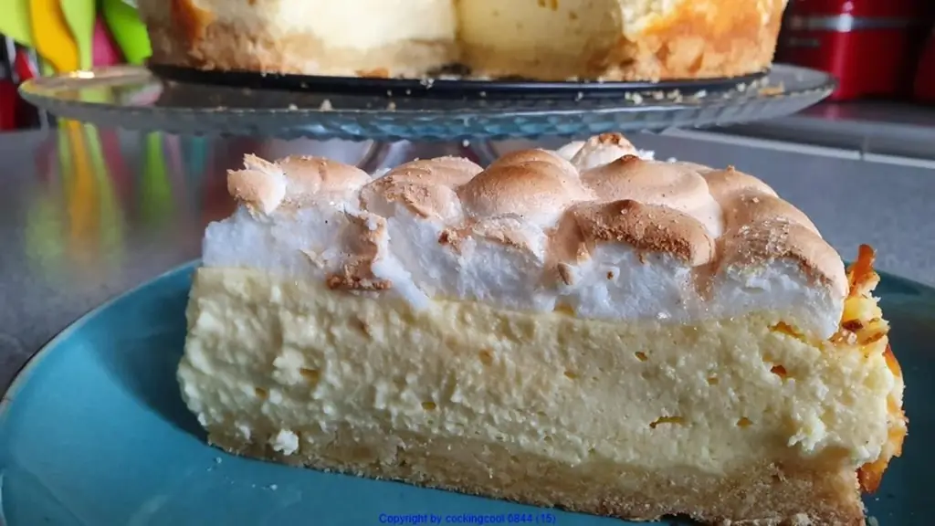 Творожный пирог с яичным ликером и жареным безе