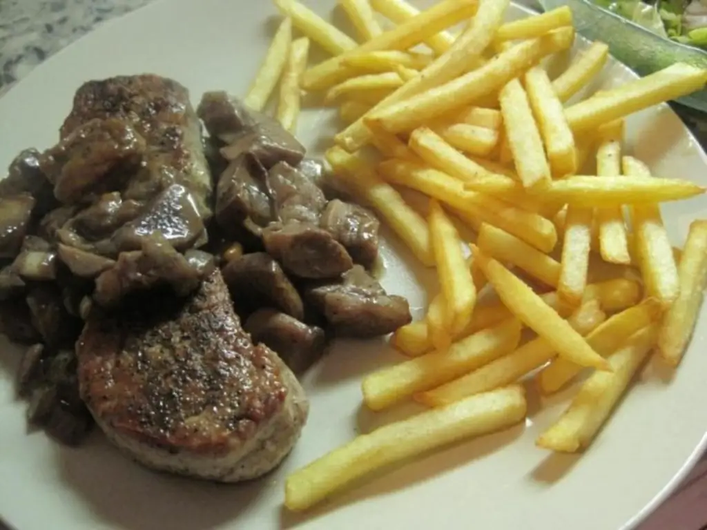 Свиное филе с белыми грибами и листьями салата