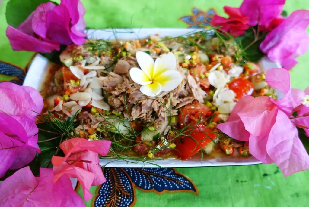 Салат из огурцов с тунцом по-дези