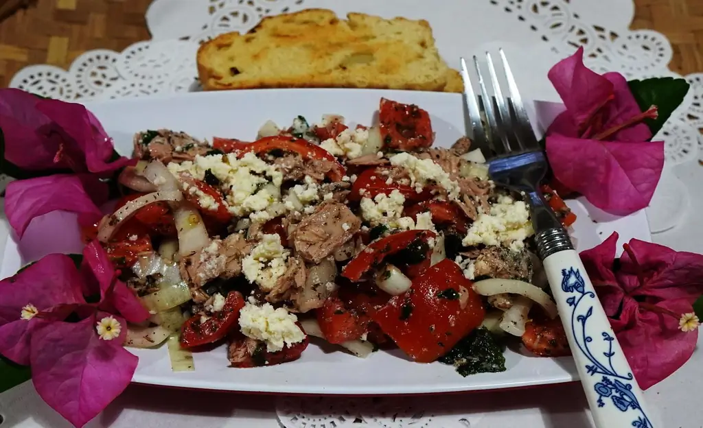 Критский салат из помидоров с тунцом