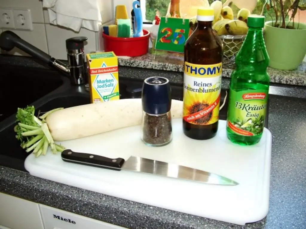 Салат из редиски с крупной белой редькой и солью