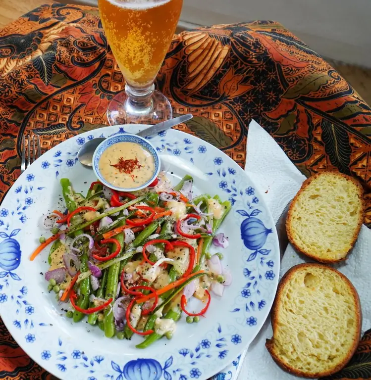 Красочный салат из фасоли с соусом из креветок "Санур Бич"