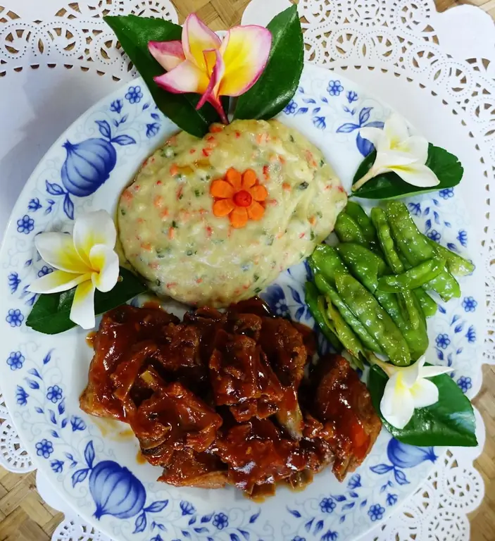 Ребрышки по-балийски с картофельным пюре и горохом