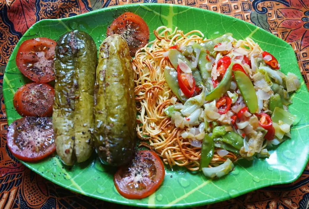 Фаршированные огурцы на двусторонней лапше с Кап Кей