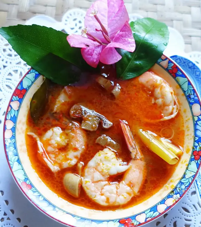 Острый суп из креветок с грибами