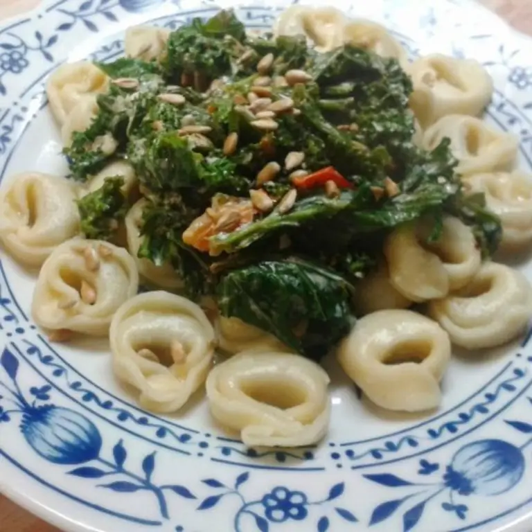 Тортеллини со сливочно-пряной капустой