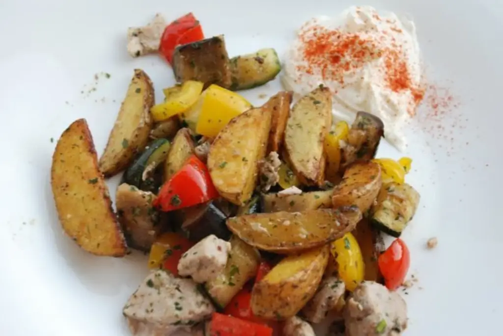 Овощная сковорода с тунцом