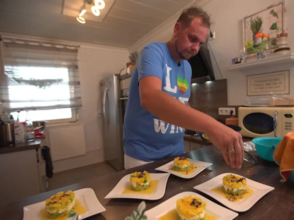 "Fresh Tower": авокадо, моцарелла из буйволиного молока и манго